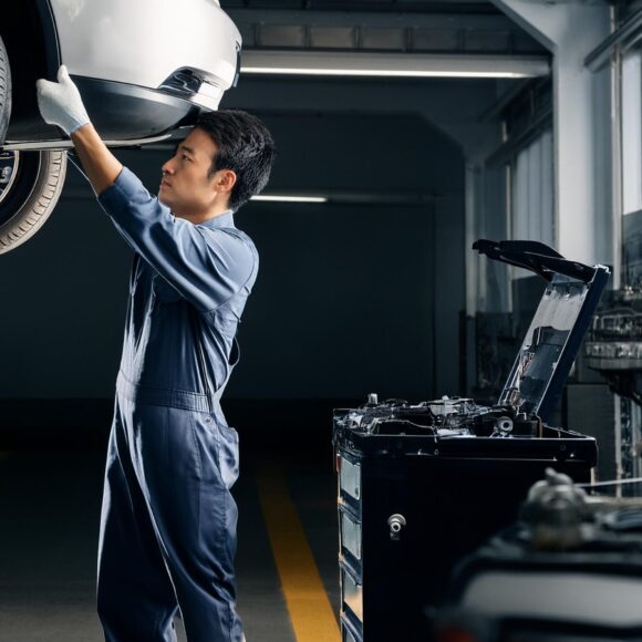 Firefly 1 chinese mechanic checking the car 22679 580x580